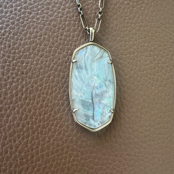 Kendra Scott Reid Faceted Necklace in Vintage Gold White Abalone - Picture 6 of 6